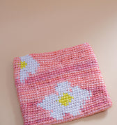 Bæredygtig blomsterclutch håndlavet af genanvendt plastik. Unikt design dekoreret med blomster, skabt med omtanke for miljøet. Perfekt som gave eller til hverdag.